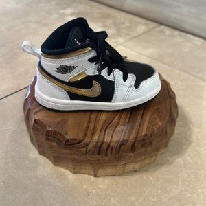 GUC Nike air Jordan 1 black/white/gold size 6C